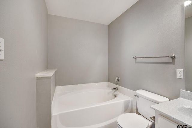 7000 Ranch Hill Drive, Flint, TX 75762