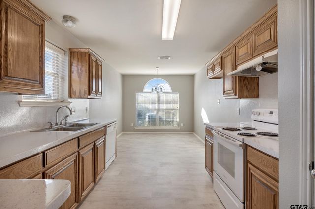 7000 Ranch Hill Drive, Flint, TX 75762