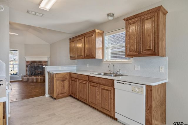 7000 Ranch Hill Drive, Flint, TX 75762