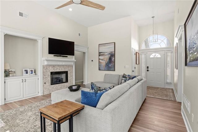 909 SE 13th Street, Lee's Summit, MO 64081