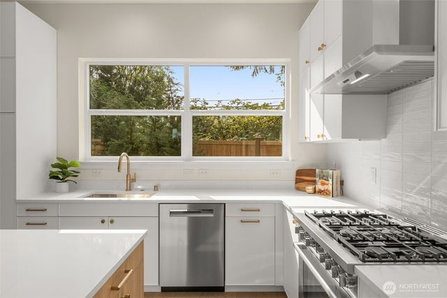 13637 103rd Avenue NE, Kirkland, WA 98034