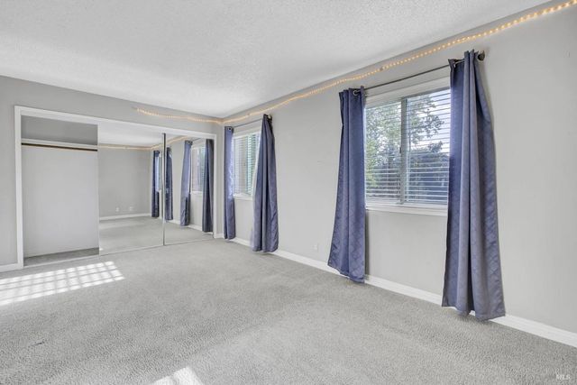 566 Santa Alicia Dr, Rohnert Park, CA 94928