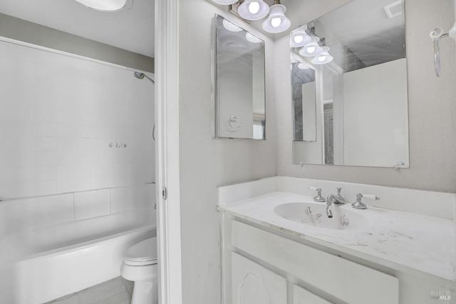 566 Santa Alicia Dr, Rohnert Park, CA 94928