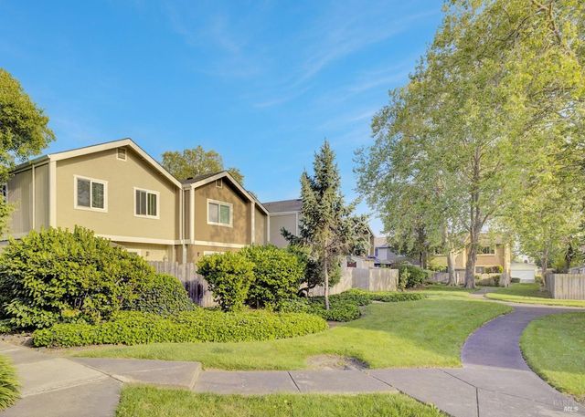 566 Santa Alicia Dr, Rohnert Park, CA 94928