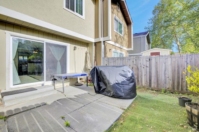 566 Santa Alicia Dr, Rohnert Park, CA 94928