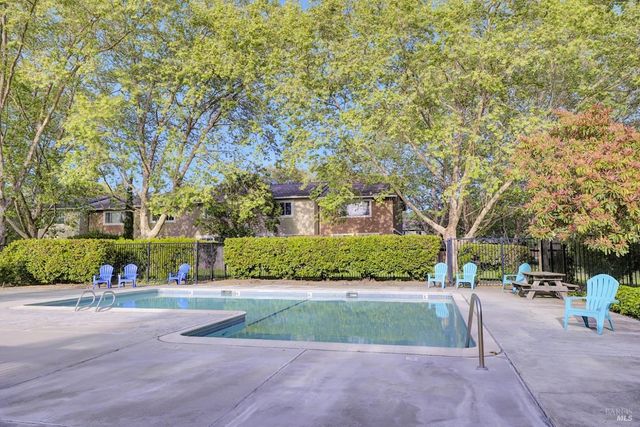 566 Santa Alicia Dr, Rohnert Park, CA 94928