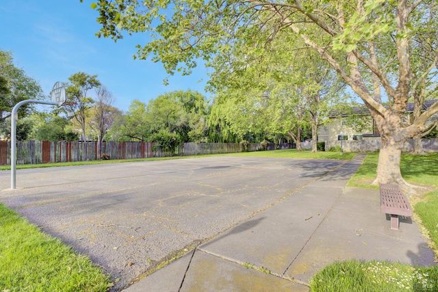 566 Santa Alicia Dr, Rohnert Park, CA 94928