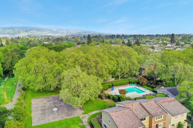 566 Santa Alicia Dr, Rohnert Park, CA 94928