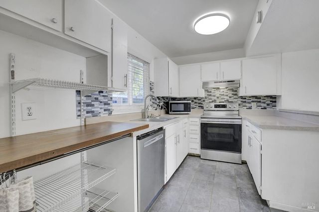 566 Santa Alicia Dr, Rohnert Park, CA 94928