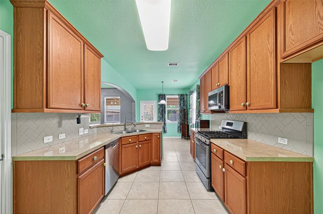 8314 Egret Bay Circle, Baytown, TX 77523