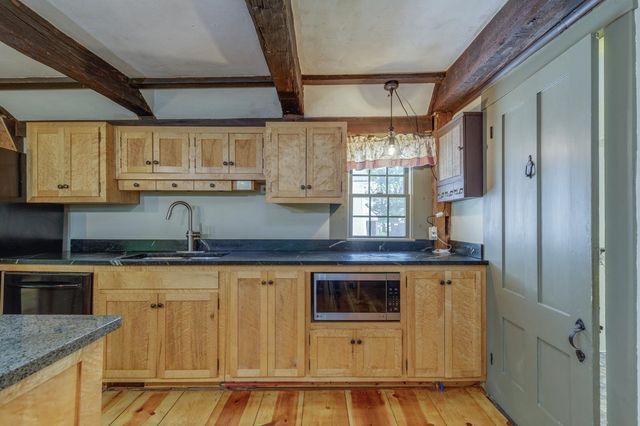2 Raymond Road, Deerfield, NH 03037