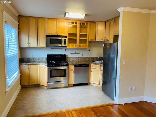 1104 Sw COLUMBIA St, Portland, OR 97201