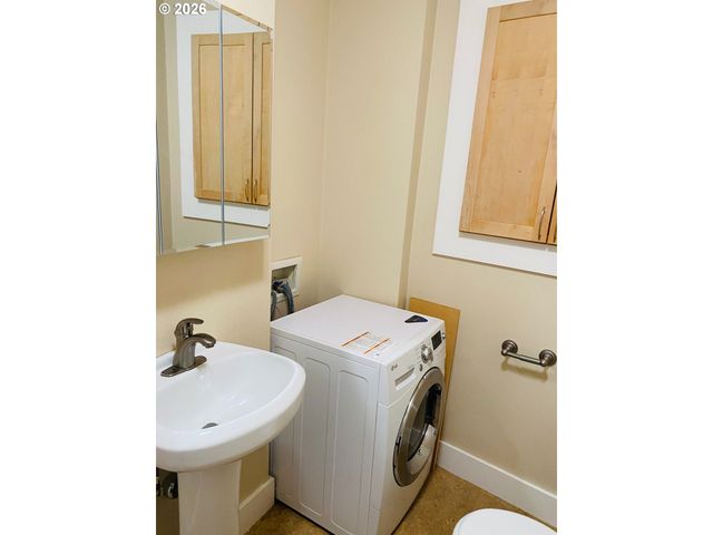 1104 Sw COLUMBIA St, Portland, OR 97201