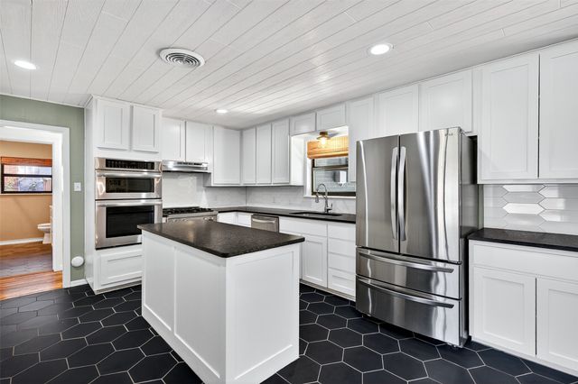 1420 W Shields Drive, Sherman, TX 75092