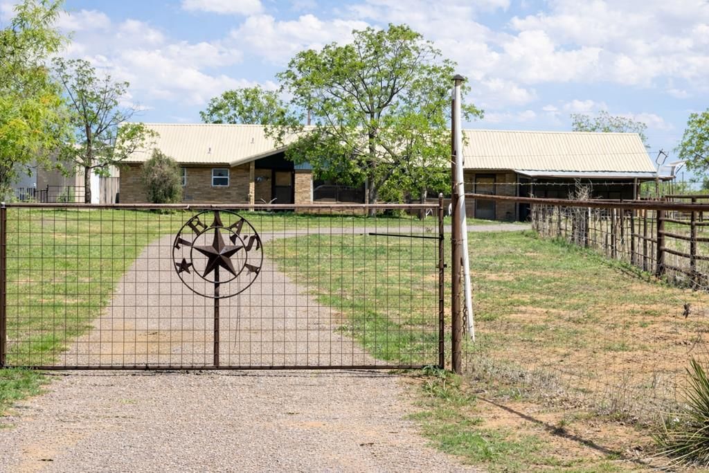 16064 N Sunflower Ave, Gardendale, TX 79758