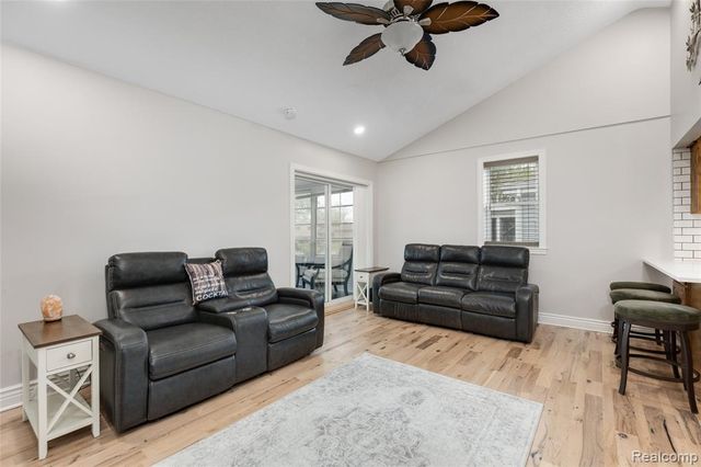 9474 Thames Boulevard, White Lake, MI 48386