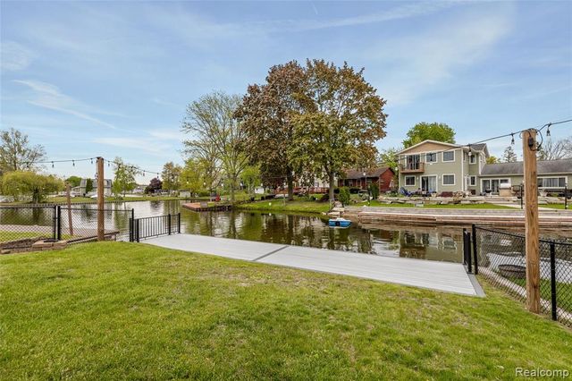 9474 Thames Boulevard, White Lake, MI 48386