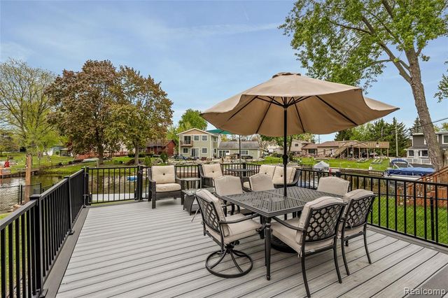 9474 Thames Boulevard, White Lake, MI 48386