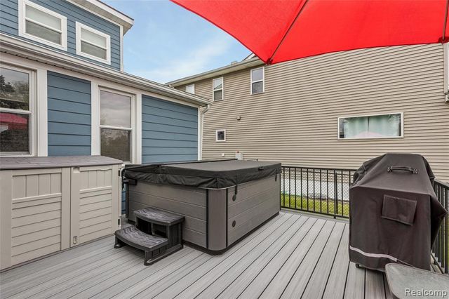 9474 Thames Boulevard, White Lake, MI 48386