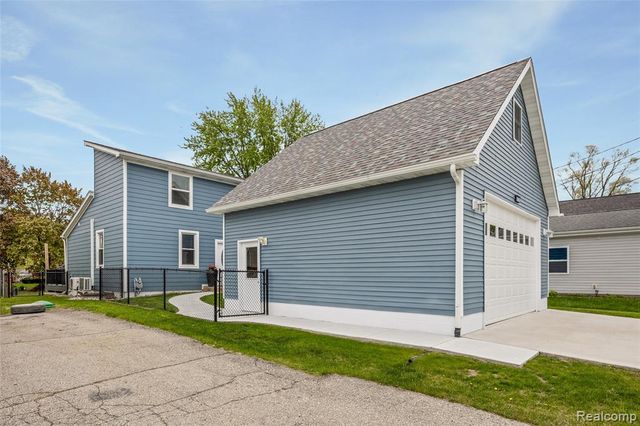 9474 Thames Boulevard, White Lake, MI 48386