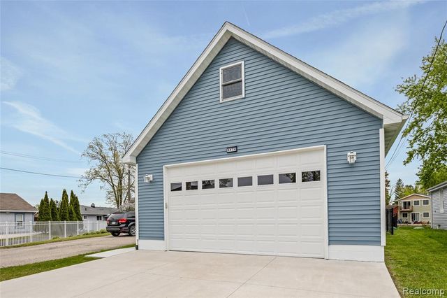 9474 Thames Boulevard, White Lake, MI 48386