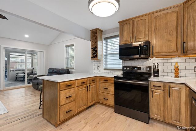 9474 Thames Boulevard, White Lake, MI 48386