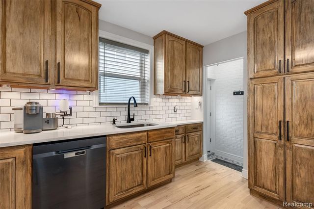 9474 Thames Boulevard, White Lake, MI 48386