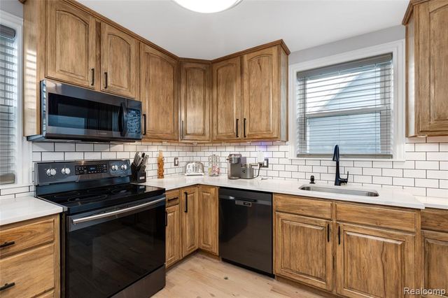 9474 Thames Boulevard, White Lake, MI 48386