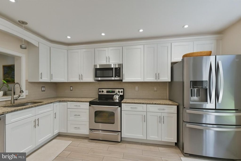 100 VICTORIA DR, Montgomeryville, PA 18936