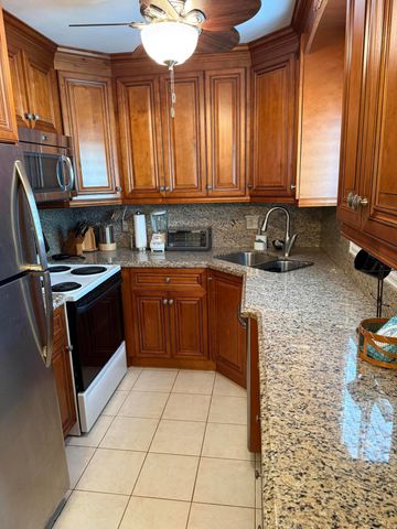 3160 Lake Osborne Drive 112, Lake Worth Beach, FL 33461