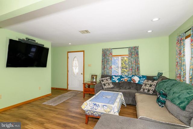 2013 WALTERS RD, Green Lane, PA 18054