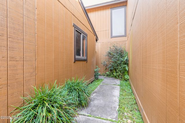 120 Lakewood Village Circle, Daytona Beach, FL 32119