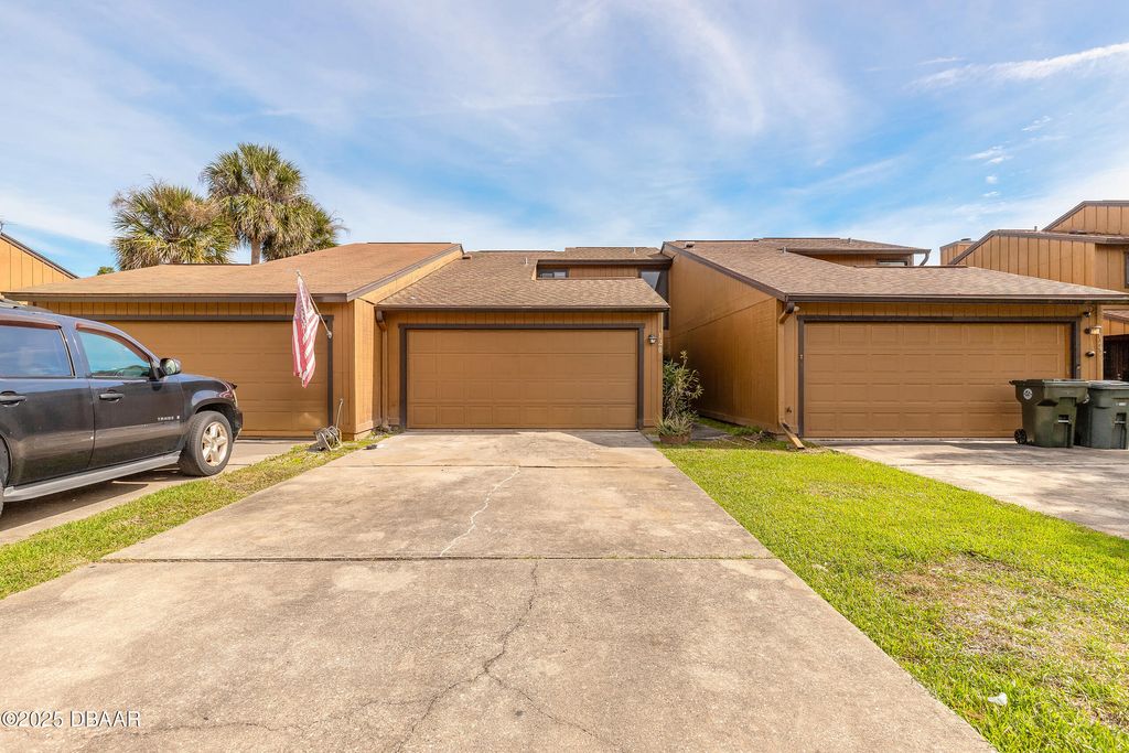 120 Lakewood Village Circle, Daytona Beach, FL 32119