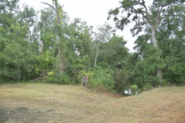 130 County Road 302, Alvin, TX 77511
