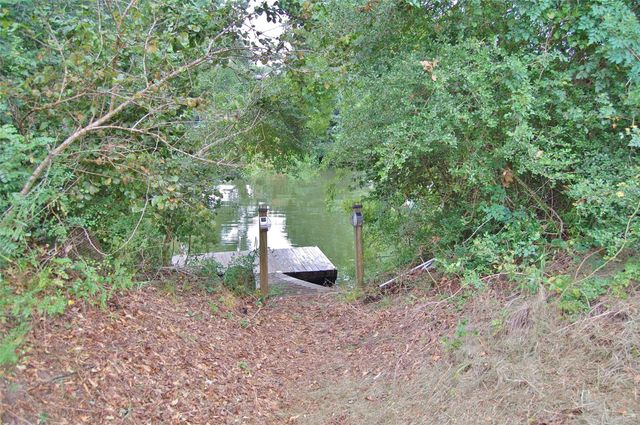 130 County Road 302, Alvin, TX 77511