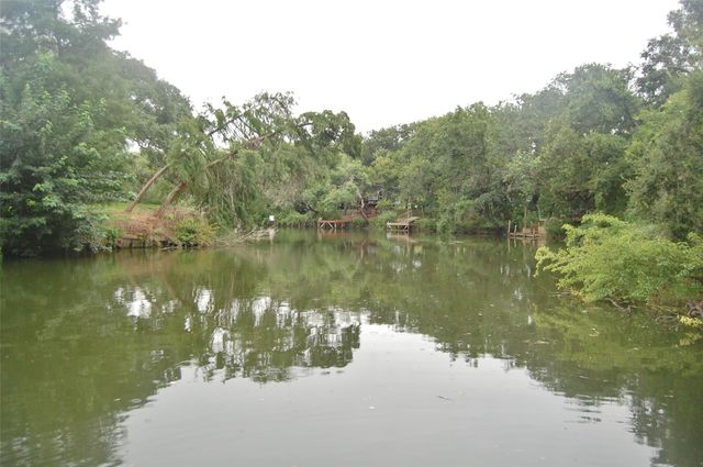 130 County Road 302, Alvin, TX 77511