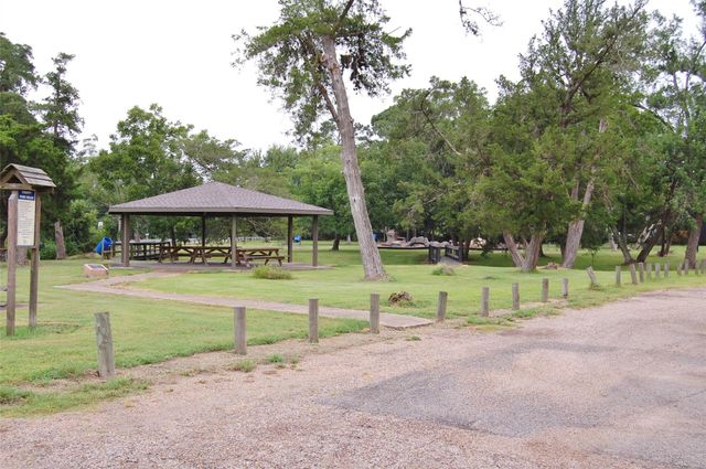 130 County Road 302, Alvin, TX 77511