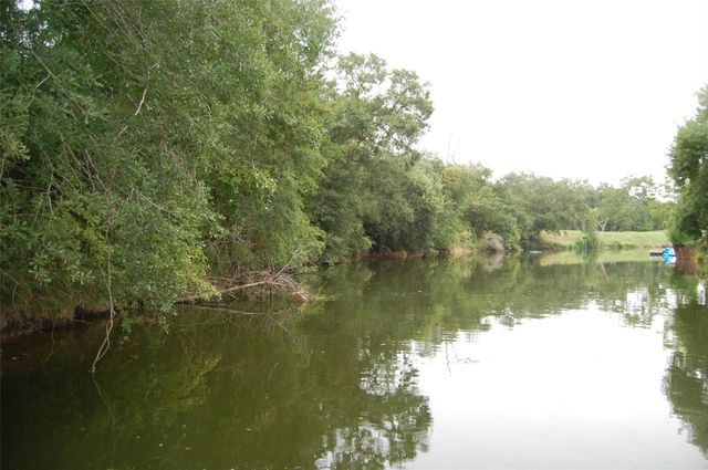 130 County Road 302, Alvin, TX 77511