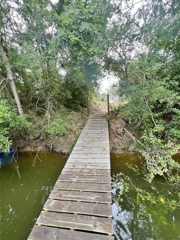 130 County Road 302, Alvin, TX 77511