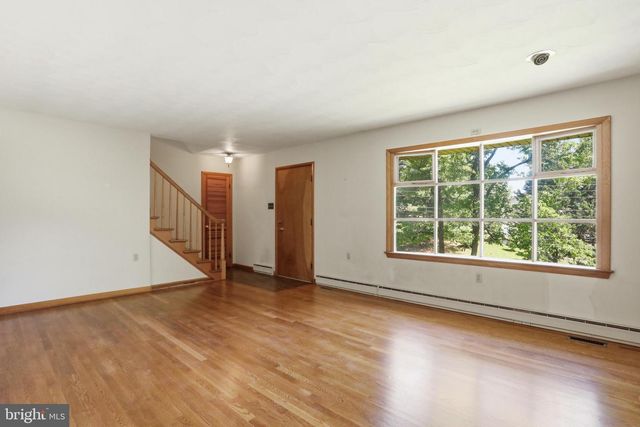 206 DOGWOOD RD, Winchester, VA 22602