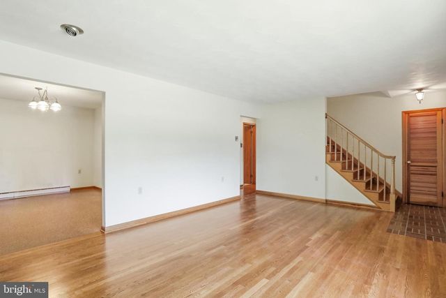 206 DOGWOOD RD, Winchester, VA 22602