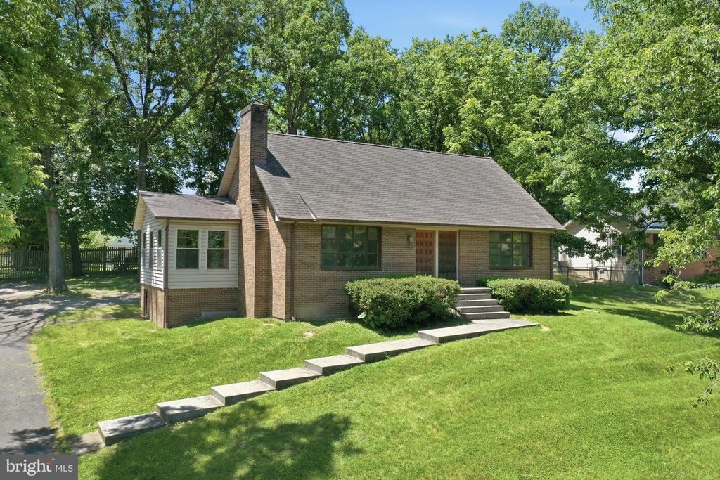 206 DOGWOOD RD, Winchester, VA 22602