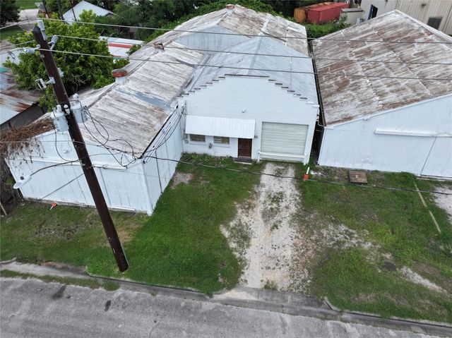 6839 Avenue W, Houston, TX 77029