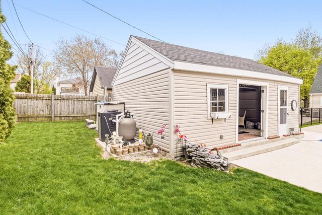 8314 Regent ROAD, Fox Point, WI 53217