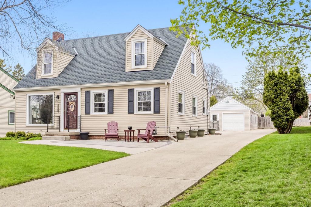 8314 Regent ROAD, Fox Point, WI 53217