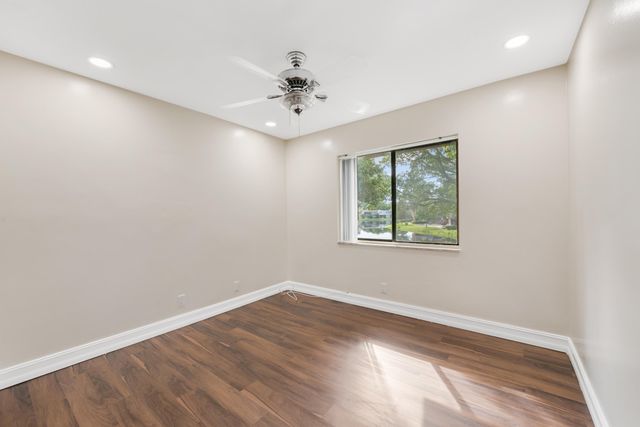 32 Wimbledon Lakes Drive 221, Plantation, FL 33324