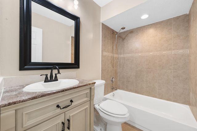 32 Wimbledon Lakes Drive 221, Plantation, FL 33324