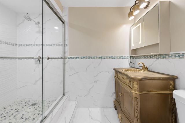 32 Wimbledon Lakes Drive 221, Plantation, FL 33324