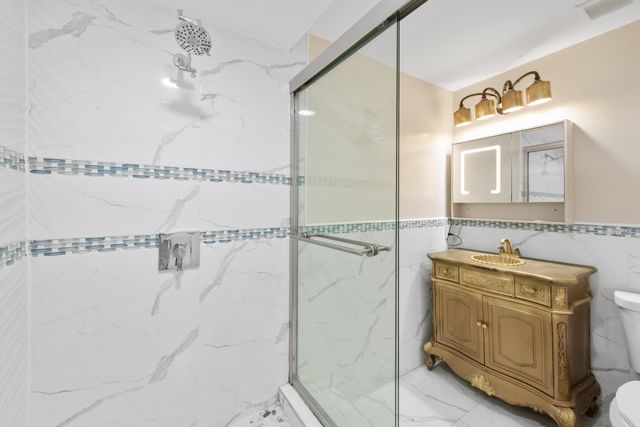 32 Wimbledon Lakes Drive 221, Plantation, FL 33324