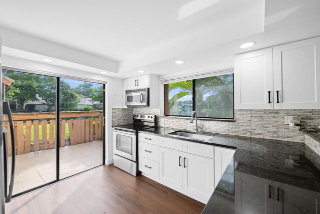 32 Wimbledon Lakes Drive 221, Plantation, FL 33324